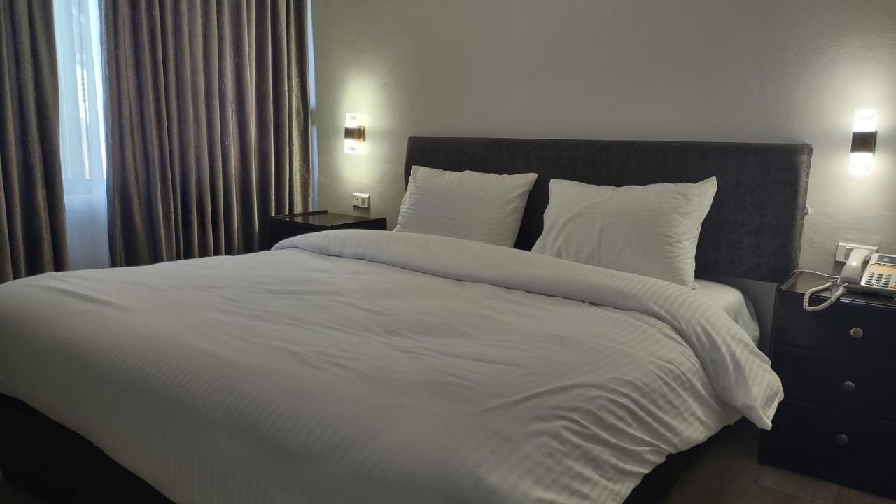 Black Iris Hotel Madaba Eksteriør billede
