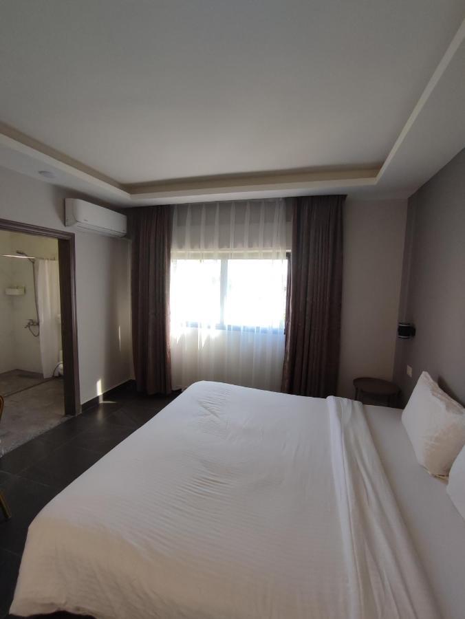 Black Iris Hotel Madaba Eksteriør billede